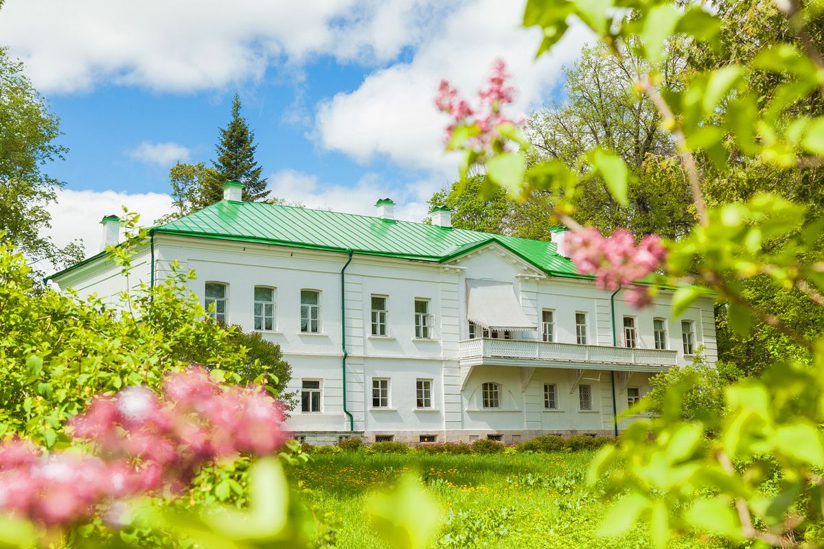 Поэт. Писатель. Драматург.